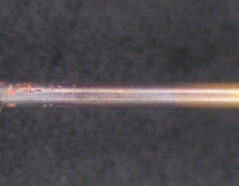 液晶バックライトのリード線（銅製）をエスクリーンS-800に60秒浸漬して酸化皮膜除去する前