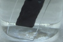 スライドグラスに塗った黒マジックをエスクリーンWO-5で浸漬洗浄する前（拡大）